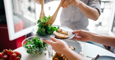 Pessoa servindo salada em um prato | Alimentos ricos em nutrientes para melhorar sua dieta