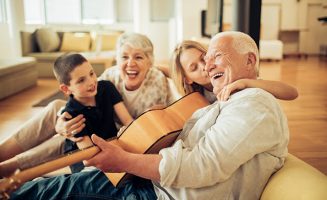Família unida e sorrindo | O que é colonoscopia?