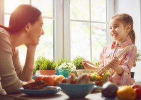 Mãe e filha preparando alimentos | Os impactos da reeducação alimentar