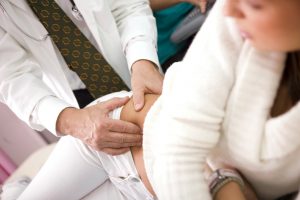 Médico examinando apêndice | Tudo que você precisa saber sobre a apendicite