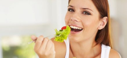 Como a mastigação pode influenciar no emagrecimento - Mulher colocando alface na boca | Instituto Digestivo