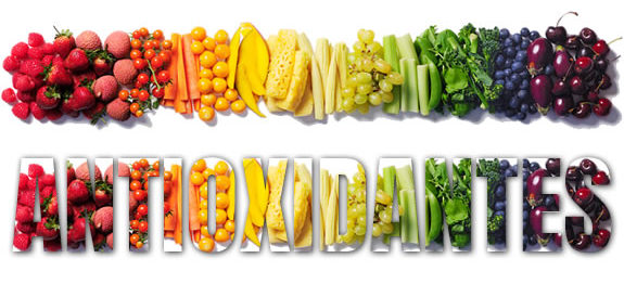 Porque alimentos antioxidantes são importantes - Frutas e alimentos espalhados formando as palavras alimentos antioxidantes - Instituto Digestivo