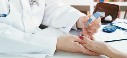 Médico analisando paciente com diabetes