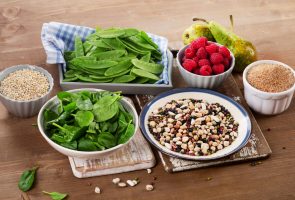 Alimentos ricos em fibras sobre a mesa | A importância das fibras para o funcionamento do sistema digestivo