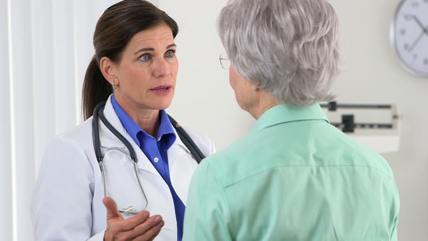 Doutora conversando com paciente | Colonoscopia: Por que realizar este exame?