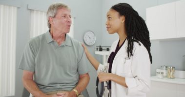 Médica conversando com paciente | Cuidados que você deve ter com seu Sistema Digestivo