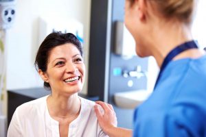 doutora conversando com sua paciente no consultório | Check-up gastrointestinal: prevenção além do Outubro Rosa