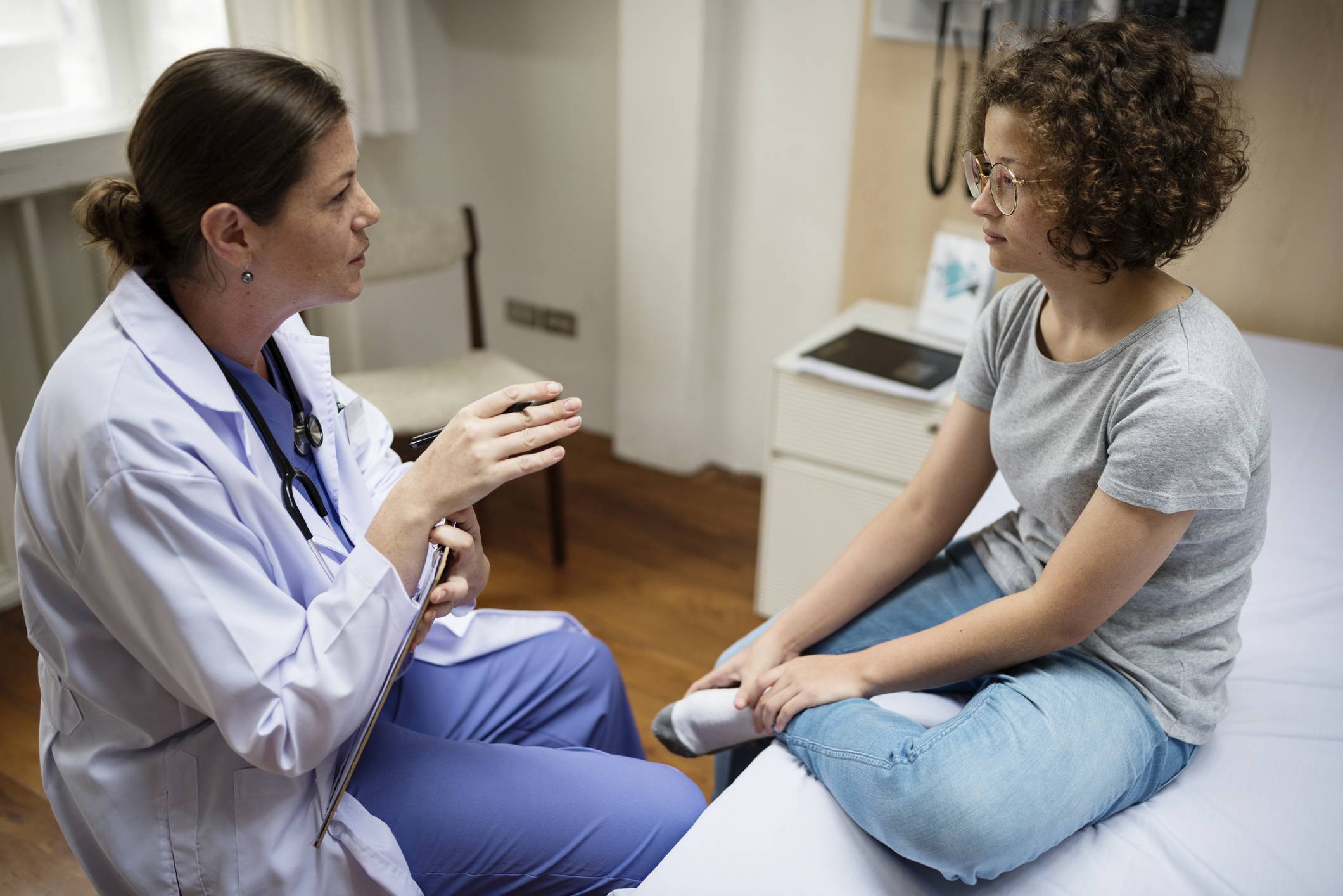 doutora conversando com paciente menina| Mitos e verdades sobre a endoscopia