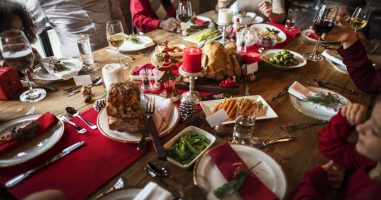 foto detalhe de mesa de natal com jantar em família | Os cuidados na alimentação nas festas de fim de ano