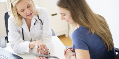 foto de doutora conversando com paciente | Período de férias: hora do check-up gastrointestinal