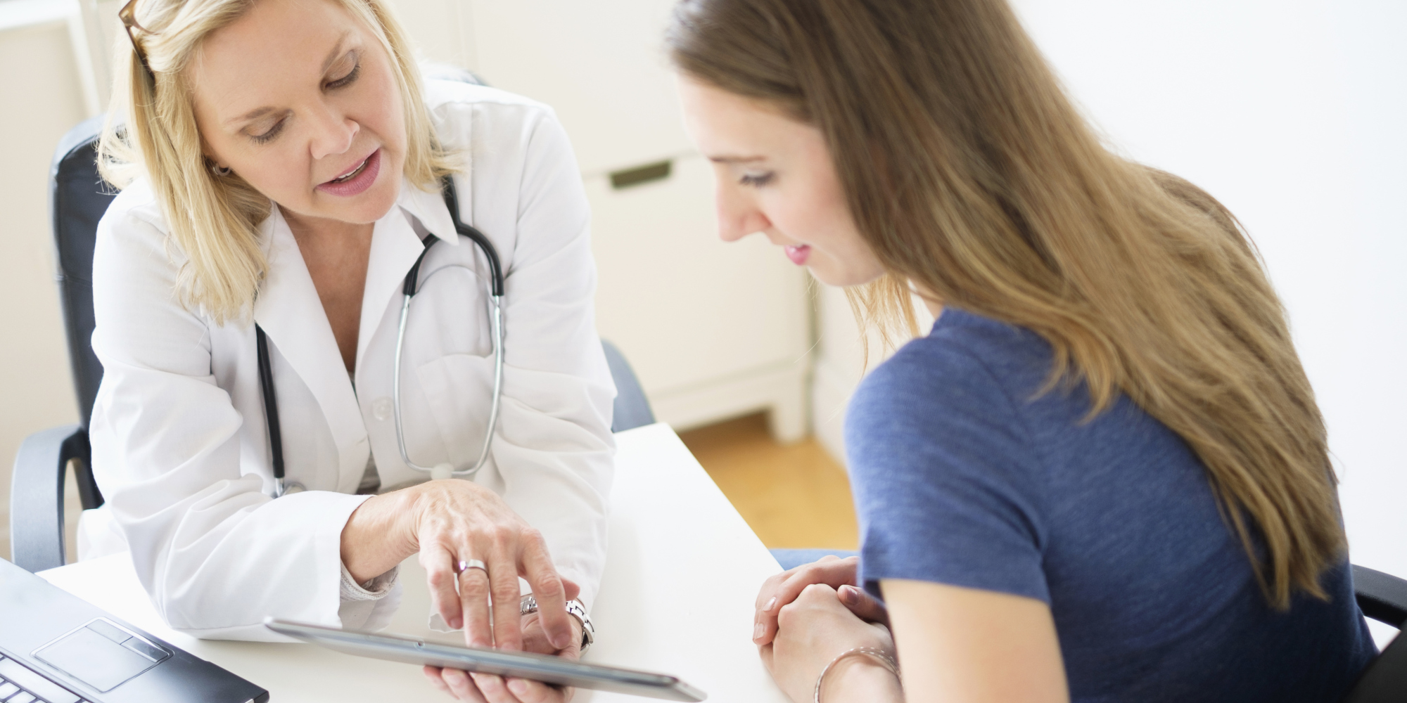 foto de doutora conversando com paciente | Período de férias: hora do check-up gastrointestinal