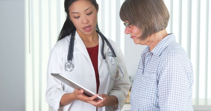 imagem de doutora conversando com paciente | Refluxo gastroesofágico: dicas para amenizar os sintomas