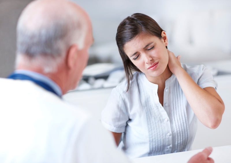 imagem de paciente com dor e doutor durante consulta | Esofagite: o que é, sintomas e formas de tratamento